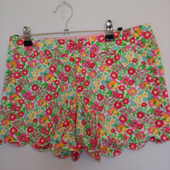 Lilly Pulitzer Pants - Lilly Pulitzer daisy floral scalloped hem shorts size 2